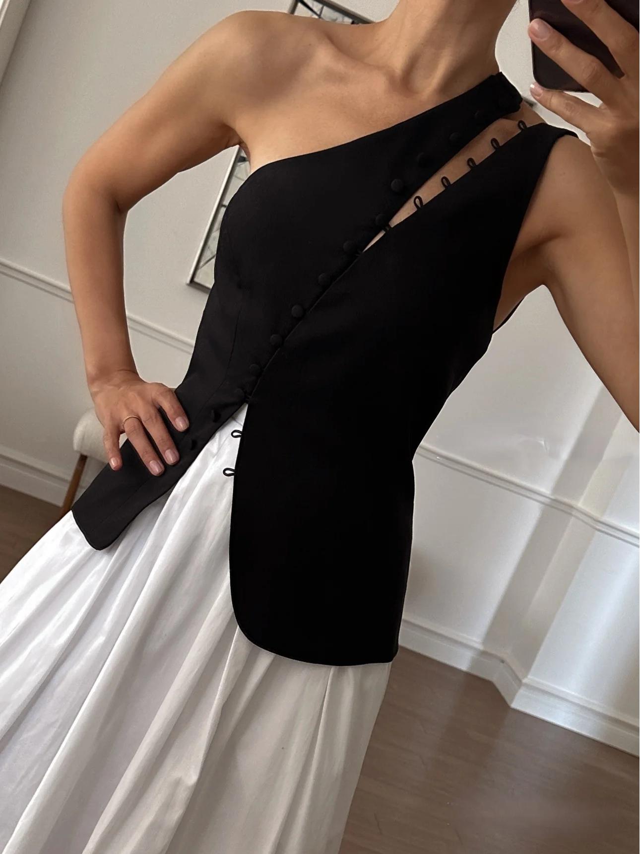 SELENE – STYLISH ONE-SHOULDER TOP WITH MODERN FLAIR